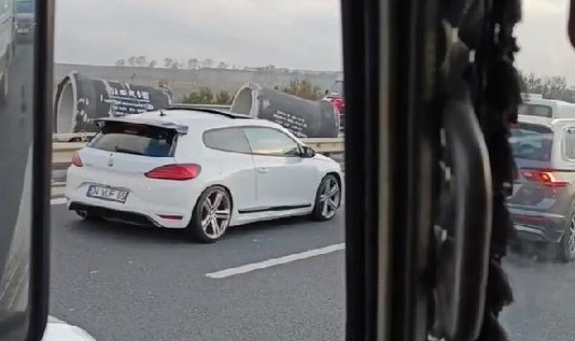 TEM Otoyolunda beton boru taşıyan TIR kaza yaptı facia ucuz atlatıldı
