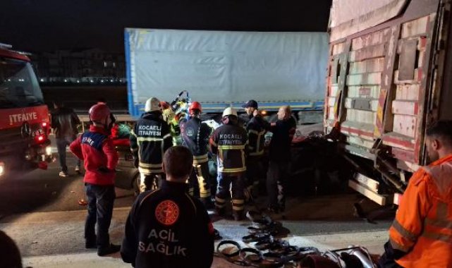 TEM'de otomobil kamyona çarptı: 1 ölü, 2 yaralı