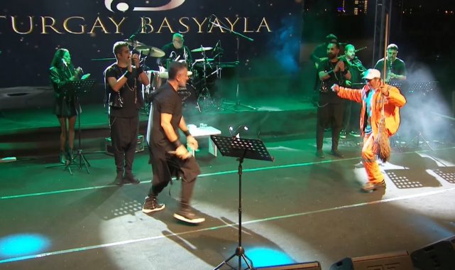 Temizlik görevlisinden süpürgesi ile sahnede görülmemiş oyun performansı