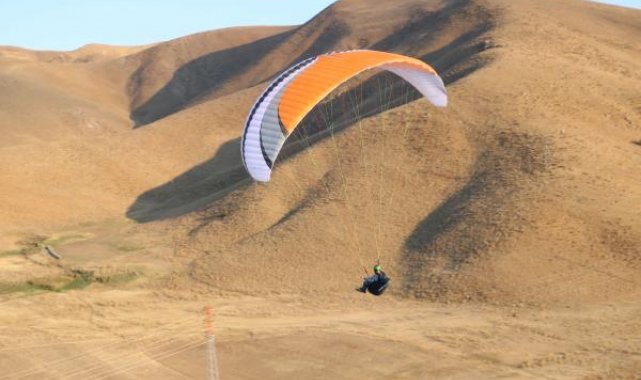 Terörden temizlenen Hakkari dağlarında yamaç paraşütü
