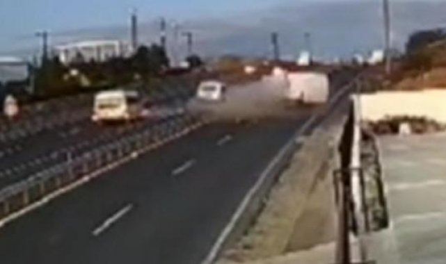 Ters şeride giren minibüs ile hafif ticari araç çarpıştı; 1 ölü, 1 yaralı