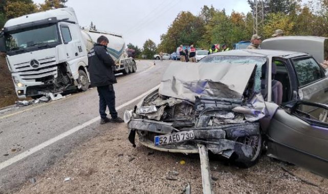 TIR ile otomobil kafa kafaya çarpıştı: 3 ölü, 3 yaralı