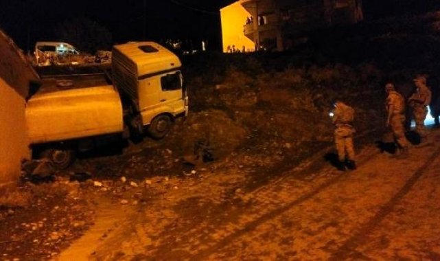 TIR, müstakil evin üzerine devrildi; sürücü ile evdeki çocuk yaralandı