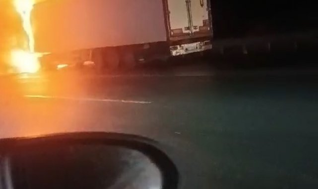 Tır otobanda alev alev yandı
