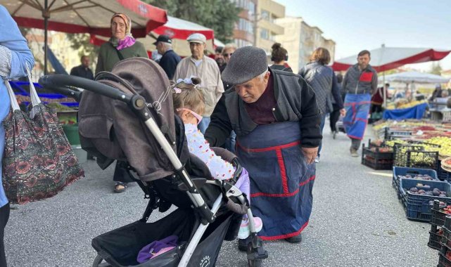 Tiyatroların sevilen yüzü semt pazarının da ilgi odağı oldu
