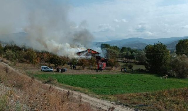 Tokat'ta 2 katlı ahşap ev yandı