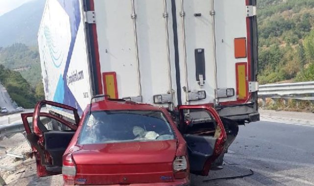 Tokat'ta otomobil, TIR'a çarptı: 3 ölü