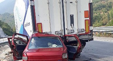 Tokat'ta otomobil, TIR'a çarptı: 3 ölü