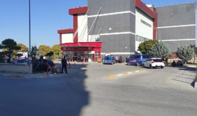 Toprak boşaltırken elektrik akımına kapılan kamyon şoförü öldü