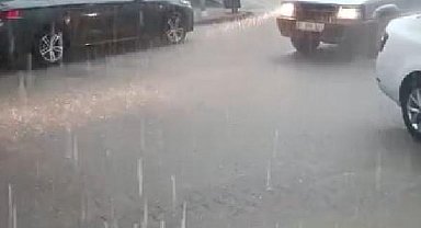 Trabzon'da sağanak; yollar göle döndü