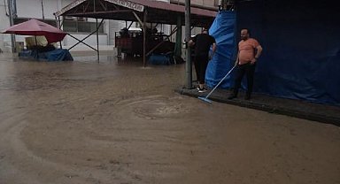 Trabzon'da sağanak; yollar göle döndü