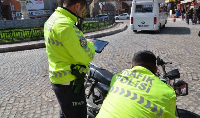 Trafik denetiminde sürücülere 326 bin 845 TL para cezası