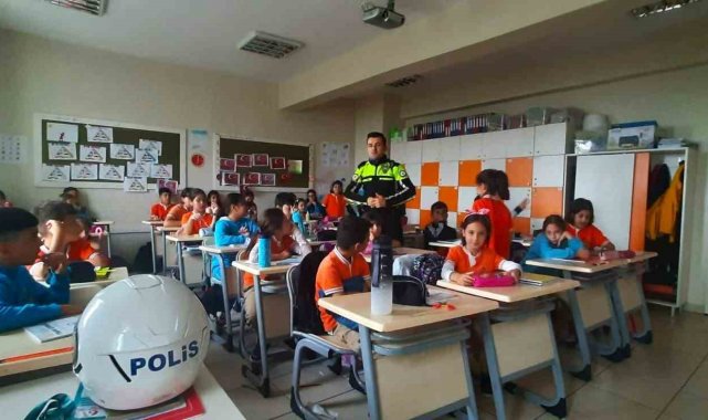 Trafik polislerinden öğrencilere ve otobüs yolcularına bilgilendirme