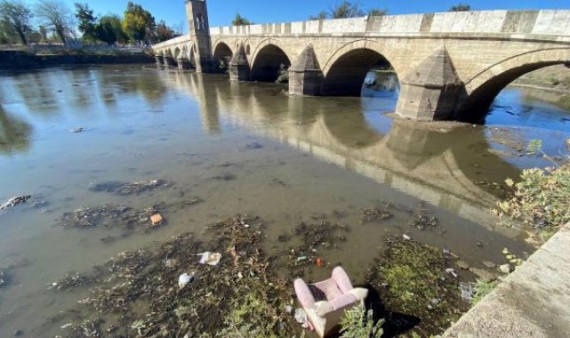 Tunca Nehri'nde su seviyesi azaldı, atılan çöpler ortaya çıktı