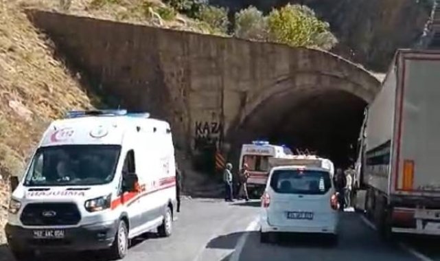 Tunceli'de 2 otomobil çarpıştı: 4'ü çocuk 11 yaralı