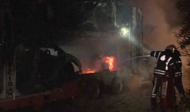 Tuzla'da lüks araç yüklü tır alev alev yandı, dorsedeki 6 araç kullanılamaz hale geldi
