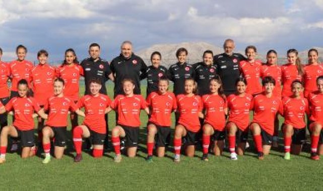 U17 Futbol Kız Milli Takımı Burdur'da kampa girdi