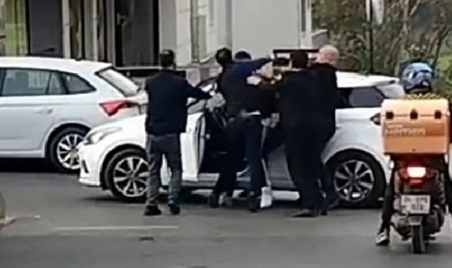 Ümraniye'de tekmeli yumruklu yol verme kavgası