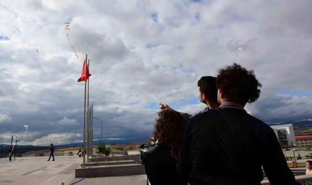 Üniversite öğrencileri uçurtma şenliğinde eğlendi