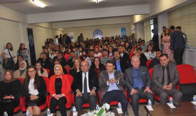 Üniversite öğrencilerine oryantasyon eğitimi