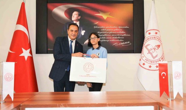 Uşak'ta 'Trafikte Gör, Görünür ol' yarışmasında dereceye giren öğrencilere ödül