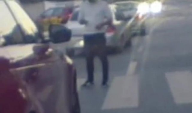 Üsküdar'da trafikte gergin anlar; Üzerine sürülen cipe kaskını fırlattı