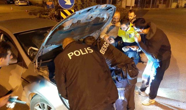 Uygulamada durdurdukları otomobilin motorundan kedi kurtardılar
