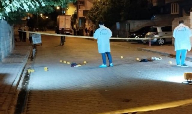 Uzaklaştırma kararı bulunan koca, iki çocuğunun gözü önünde eşini öldürüp, intihara kalkıştı