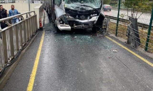 Uzunçayır'da metrobüs kaza yaptı-1
