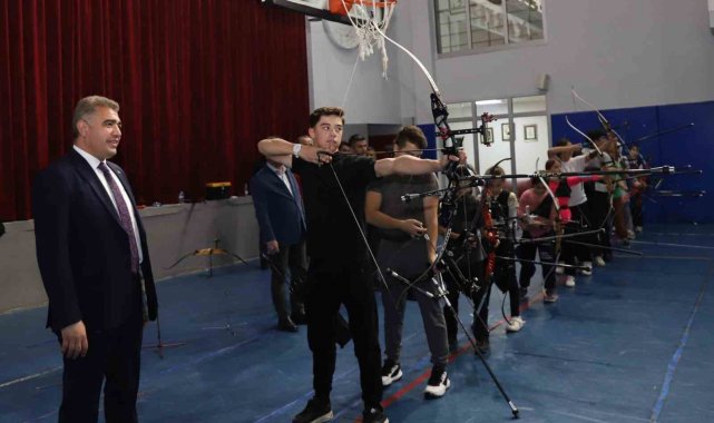Vali Aslan gençlerle bir araya geldi