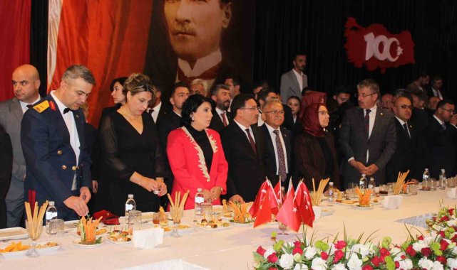 Vali Çiçek: "Türkiye'nin yeni yüzyılına adım attığımız bugün her zamankinden daha çok çalışmalıyız"