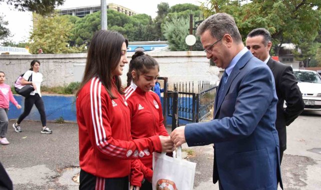 Vali Enver Ünlü, genç sporcularla buluştu