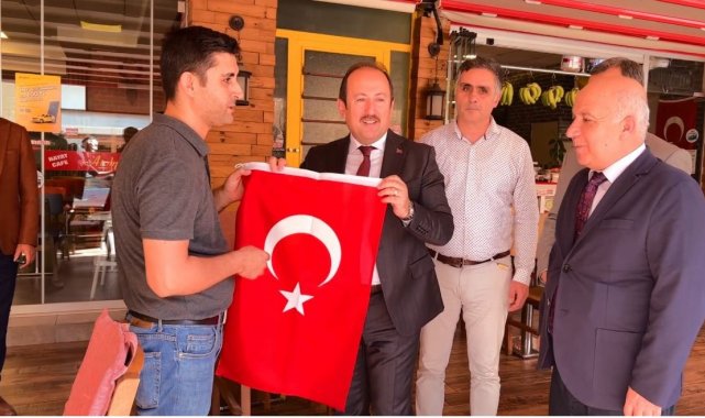 Vali Pehlivan'dan vatandaşa Türk bayraklı kutlama