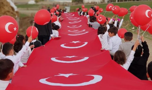Van'ın kırsal mahallesinde ilkokul öğrencileri, 30 metrelik Türk bayrağı ile yürüdü