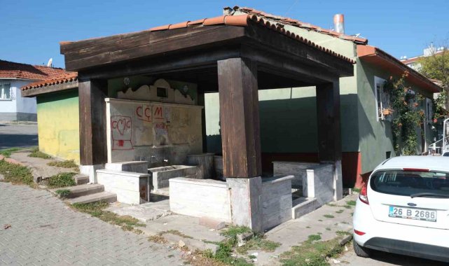 Vandallar tarihi çeşmeyi hedef aldı