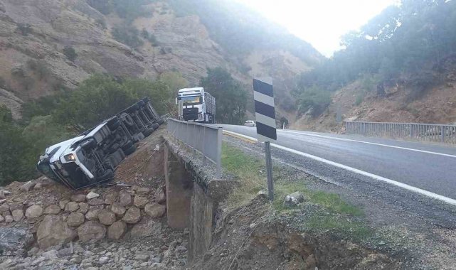 Virajı alamayan tır devrildi: 1 yaralı