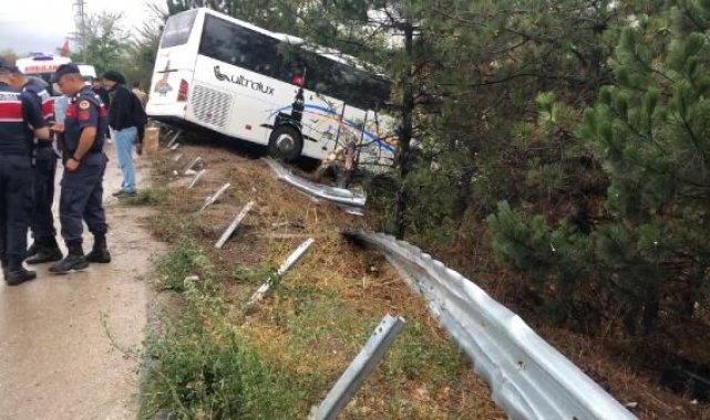 Yağış nedeniyle yoldan çıkan otobüs, ağaçlığa girdi; 2 yaralı