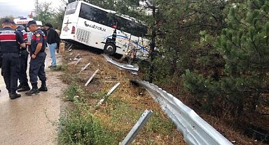 Yağış nedeniyle yoldan çıkan otobüs, ağaçlığa girdi; 2 yaralı