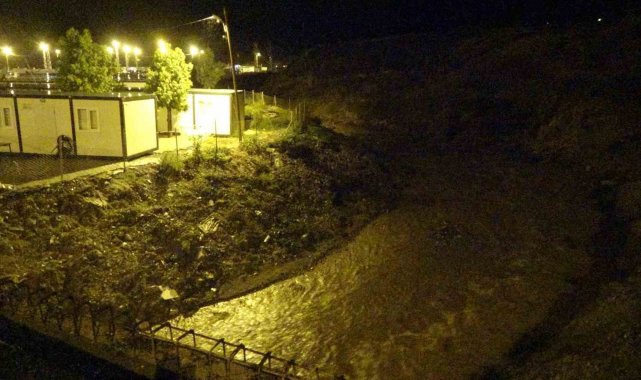 Yağışla birlikte su seviyesinin yükseldiği dere, depremzedeleri tedirgin etti