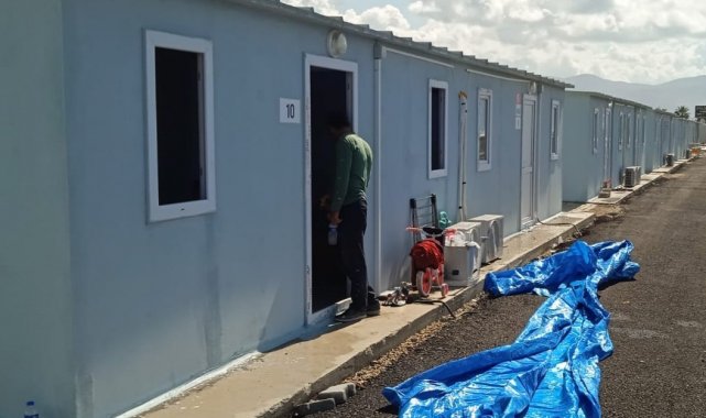 Yağmur sonrası Samandağ Kaymakamlığı personeli, depremzedelerin yardımına koştu