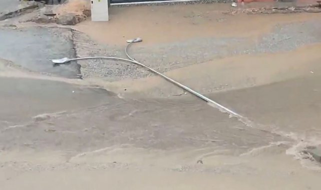 Yağmur suları aydınlatma direğini devirdi