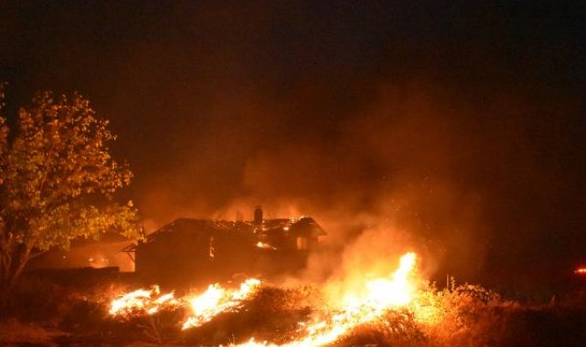 Yakılan kuru otlardan sıçrayan alevler 2 katlı evi kullanılmaz hale getirdi