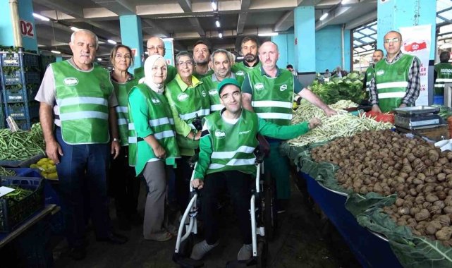 Yalova'da pazarcılar serebral palsi farkındalığı için yeşil yelek giydi