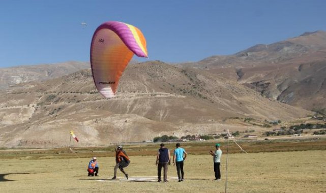 Yamaç paraşütü sporcuları hedefi tutturmak için yarıştı