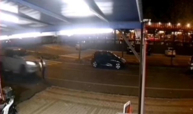Yaya geçidinde hafif ticari araç çaptı; kaza kamerada
