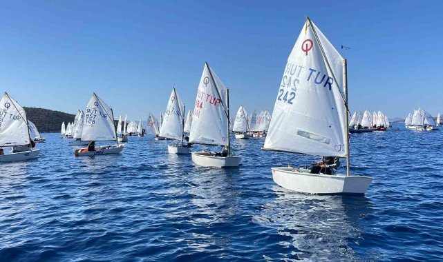 Yedi ülkeden 400 minik yelkencinin kıyasıya yarışı Bodrum'da başladı