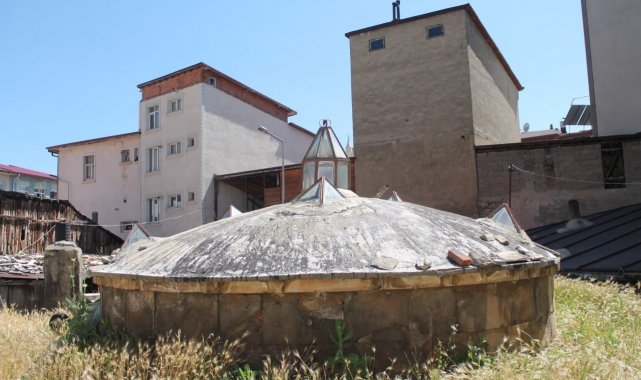 Yetkililerin görmezden geldiği Tarihi Çarşı Hamamı restore edilmezse tarihe karışacak