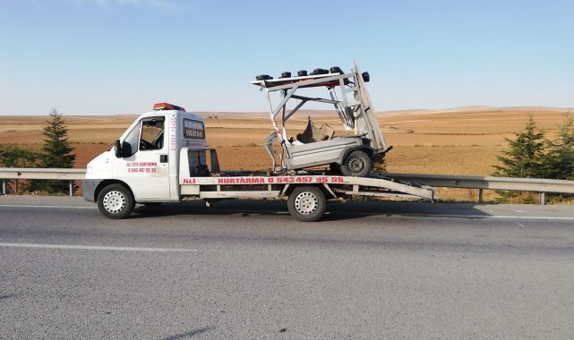 Yol çizgilerini çizen römorka arkadan çarpan araçtaki iki kişi yaralandı