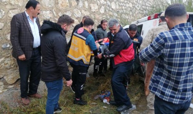 Yolcu minibüsü devrildi: 2'si ağır, 14 yaralı