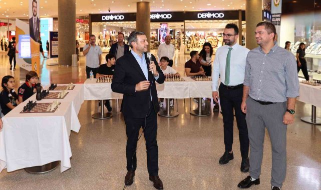 Yüreğir'de simultane satranç gösterisi